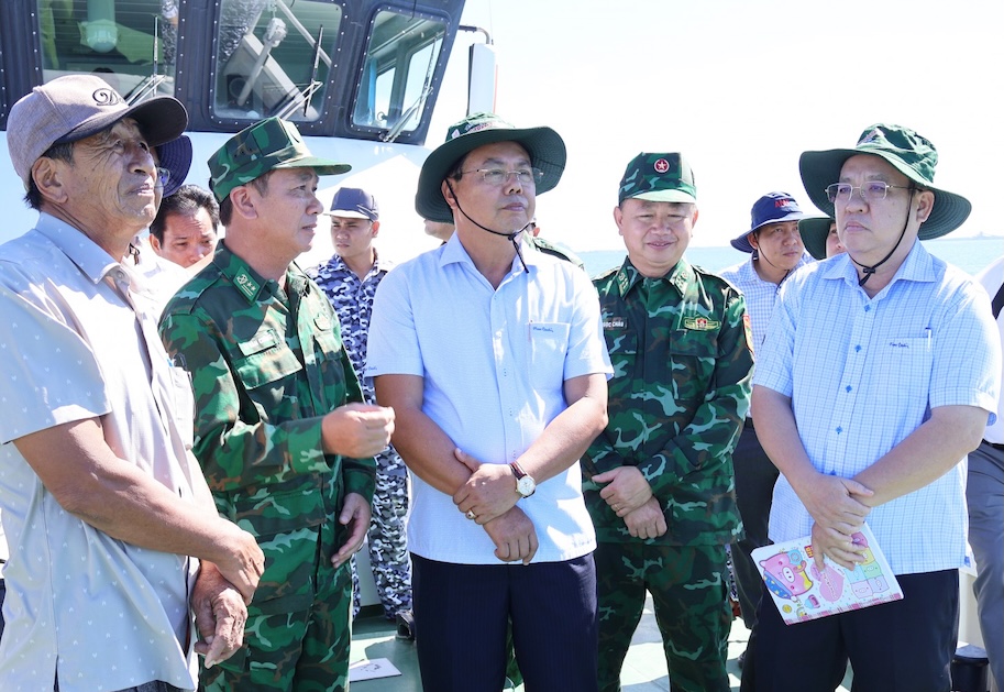 Đồng chí Nguyễn Tiến Hải, Ủy viên Trung ương Đảng, Bí thư Tỉnh ủy, Trưởng Đoàn đại biểu Quốc hội tỉnh An Giang, sát thực địa khu bảo vệ nguồn lợi thủy sản tại 2 xã Kiên Lương và Sơn Hải. Ảnh: AGO