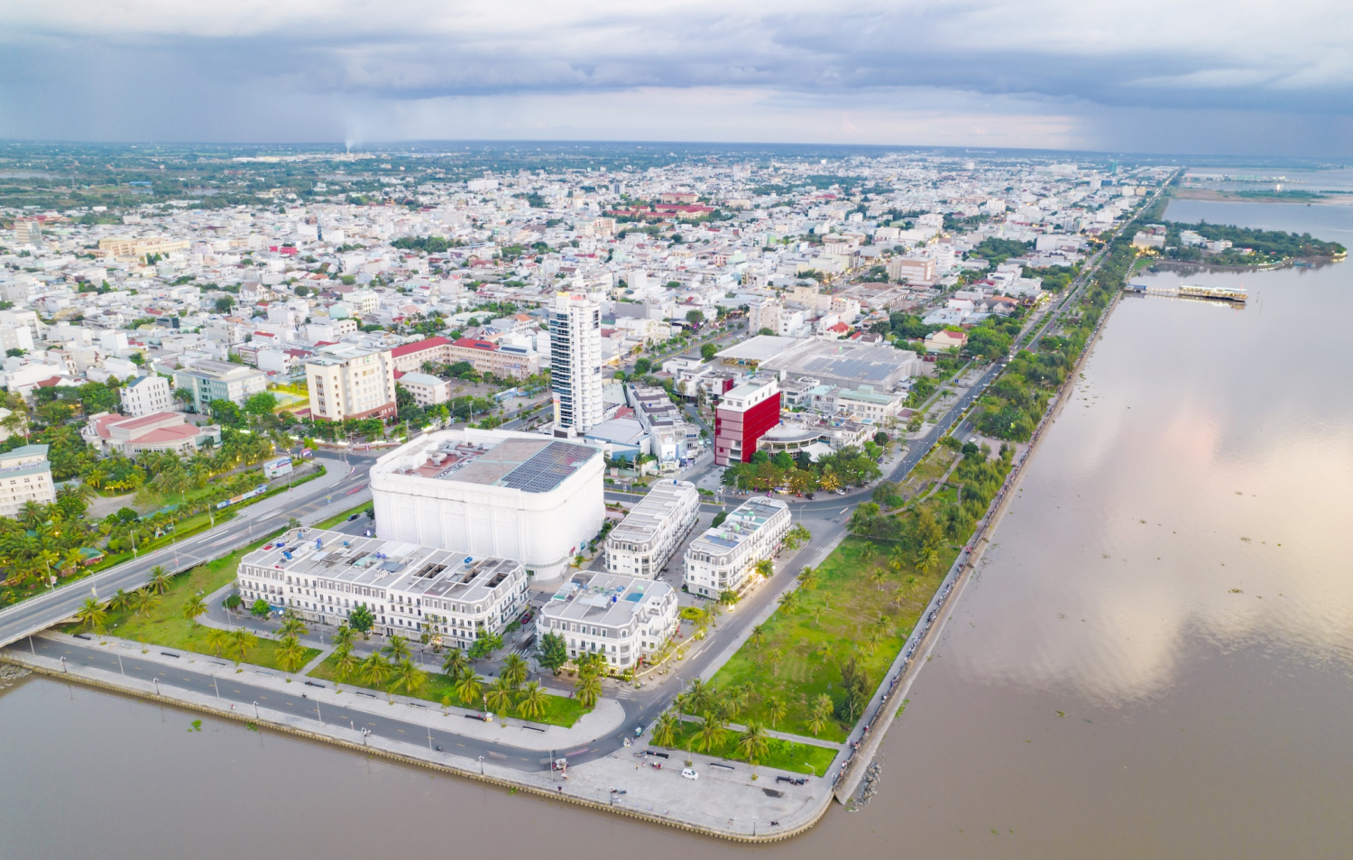 Trung tâm phường Rạch Giá ngày càng khang trang, hiện đại, tạo động lực phát triển kinh tế. Ảnh: Tây Hồ