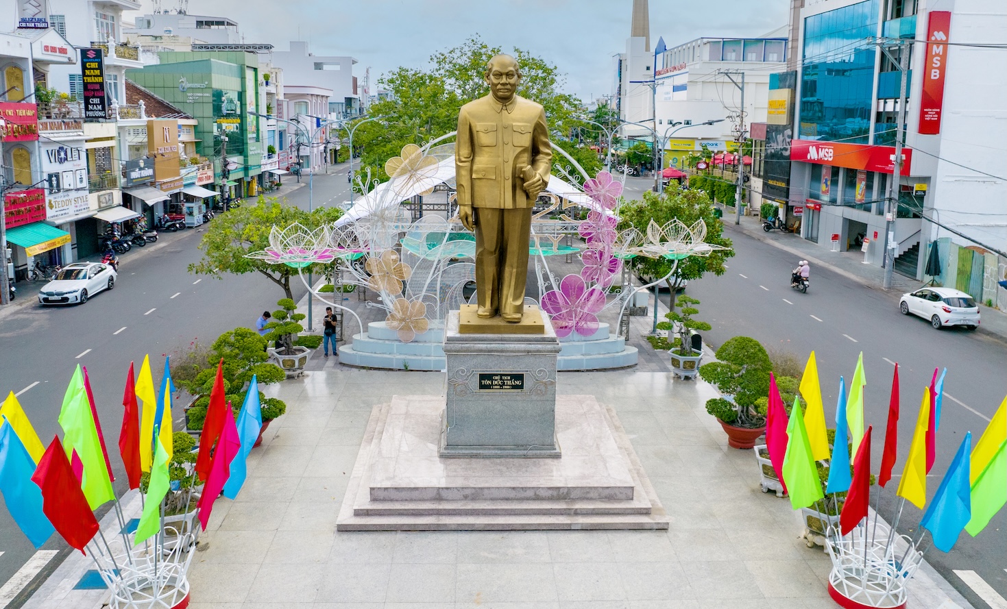 Tượng đài Chủ tịch Tôn Đức Thắng tại phường Long Xuyên, tỉnh An Giang. Ảnh. Tây Hồ
