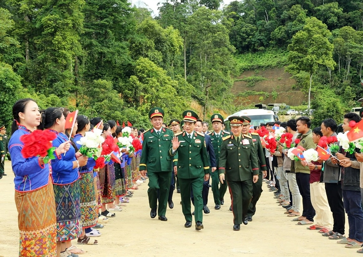 Đại tướng Phan Văn Giang, Ủy viên Bộ Chính trị, Phó Thủ tướng Chính phủ, Bộ trưởng Bộ Quốc phòng, tham dự các hoạt động trong khuôn khổ Giao lưu hữu nghị Quốc phòng biên giới Việt Nam - Lào lần thứ 3.