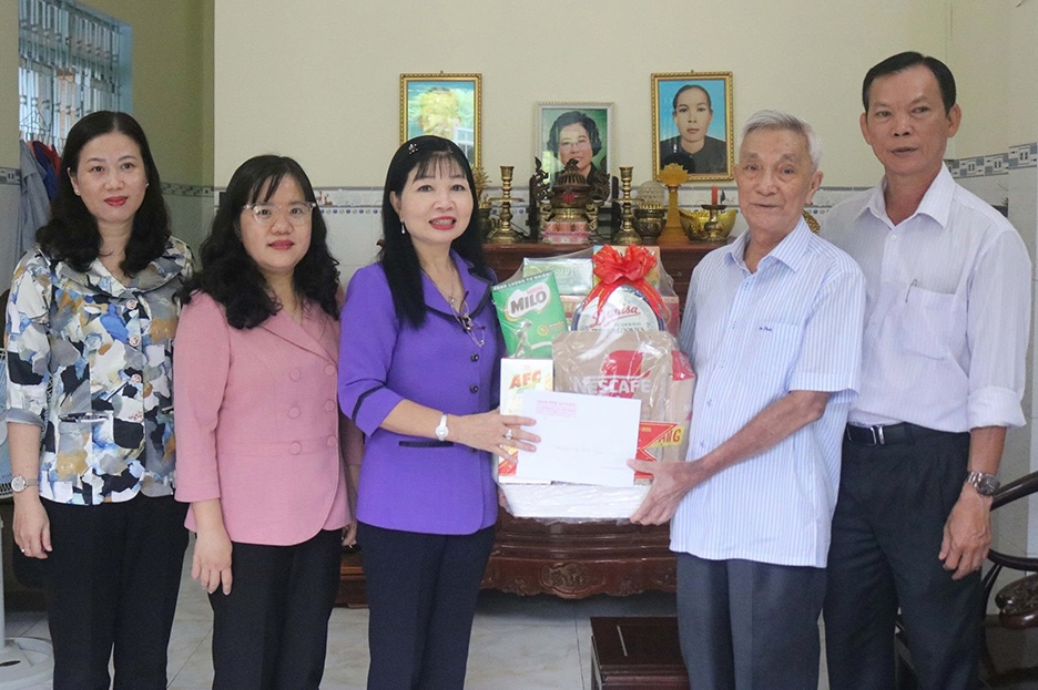 Đồng chí Trần Thị Thanh Hương, Phó Bí thư Tỉnh ủy, Chủ tịch Ủy ban Mặt trận Tổ quốc Việt Nam tỉnh An Giang, thăm và tặng quà người có công trên địa bàn phường Long Xuyên. Ảnh: AGO